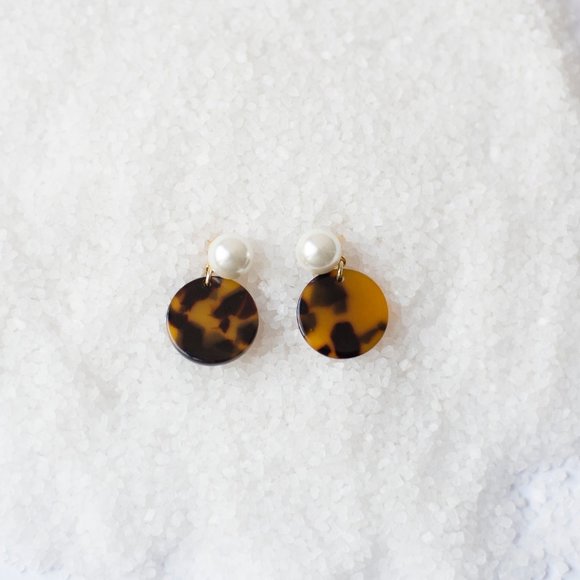Pearl Earrings With Tortoise Shell Charm - Picture 4 of 4
